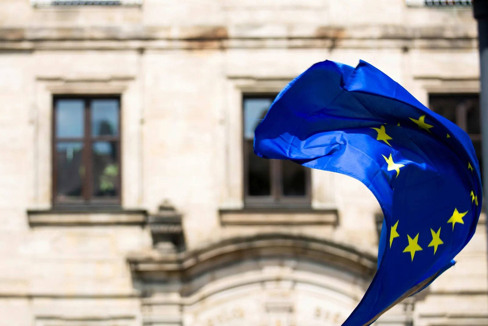 Bandiere dell’Unione Europea davanti al Parlamento europeo